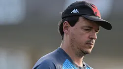Cabisbaixo, Diniz admite que o Vasco vai jogar a Série B em 2022 (Foto: Thiago Ribeiro/AGIF)