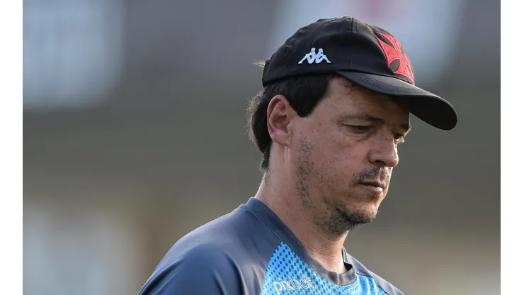 Cabisbaixo, Diniz admite que o Vasco vai jogar a Série B em 2022 (Foto: Thiago Ribeiro/AGIF)