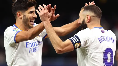 Benzema comemora com Asensio o gol marcado contra o Rayo Vallecano (Foto: Getty Images)