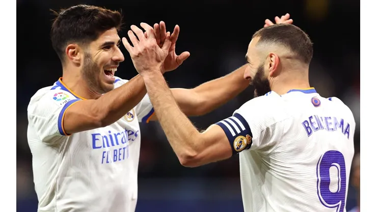 Benzema comemora com Asensio o gol marcado contra o Rayo Vallecano (Foto: Getty Images)