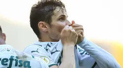 Foto: Pedro H. Tesch/AGIF - Raphael Veiga jogador do Palmeiras comemora seu gol durante partida contra o Grêmio no estádio Arena do Grêmio pelo campeonato Brasileiro A 2021.