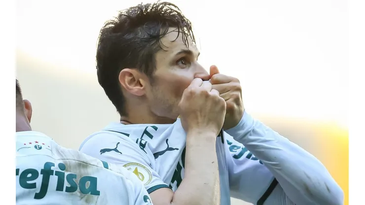 Foto: Pedro H. Tesch/AGIF - Raphael Veiga jogador do Palmeiras comemora seu gol durante partida contra o Grêmio no estádio Arena do Grêmio pelo campeonato Brasileiro A 2021.