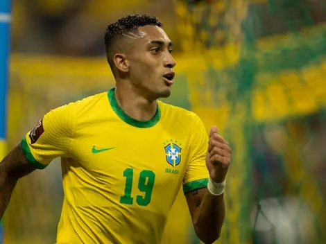 Raphinha marca pelo Leeds e homenageia Marília Mendonça