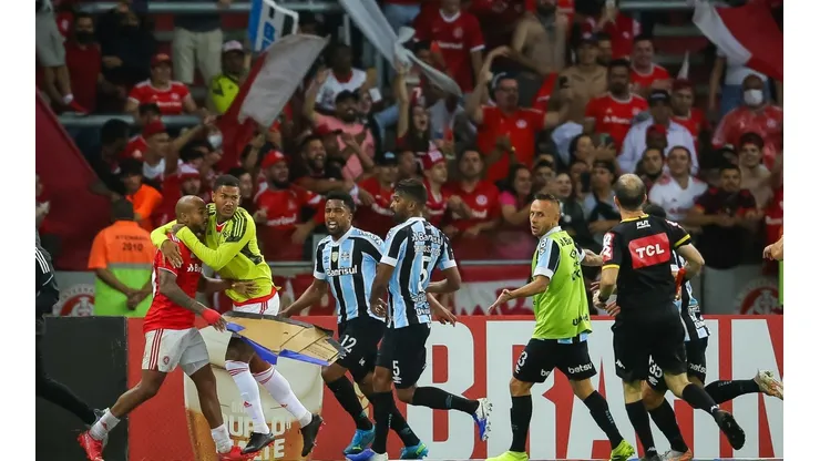 Patrick levou cartão vermelho após provocar jogadores do Grêmio