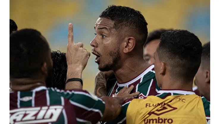 Zagueiro celebra primeiro gol com a camisa do Fluminense (Foto: Jorge Rodrigues/AGIF)
