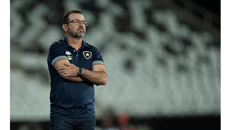 Botafogo pode assumir a liderança e decretar a permanência do Vasco na Série B caso vença (Foto: Jorge Rodrigues/AGIF)