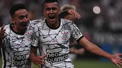 Cantillo comemora com Gustavo Mosquito o gol marcado contra o Fortaleza (Foto: Ettore Chiereguini/AGIF)