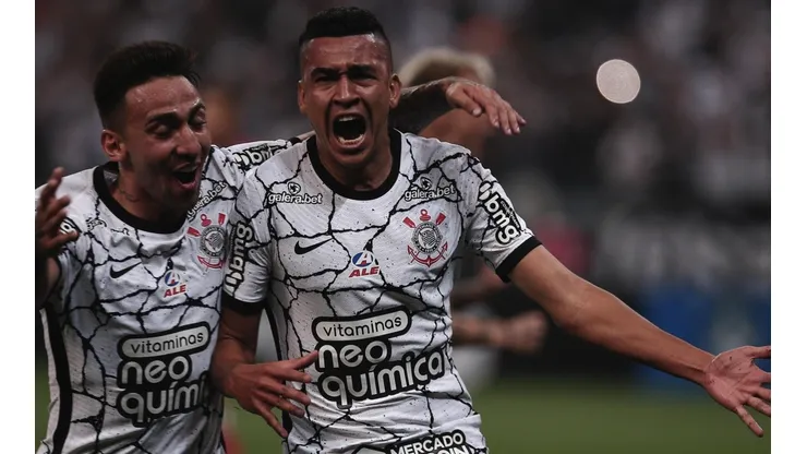Cantillo comemora com Gustavo Mosquito o gol marcado contra o Fortaleza (Foto: Ettore Chiereguini/AGIF)