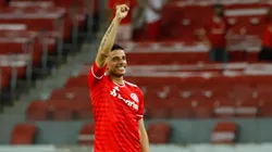 Taison marcou gol no Gre-Nal, mas deixou o jogo sentindo dor de cabeça e tontura | Crédito: Maxi Franzoi/AGIF