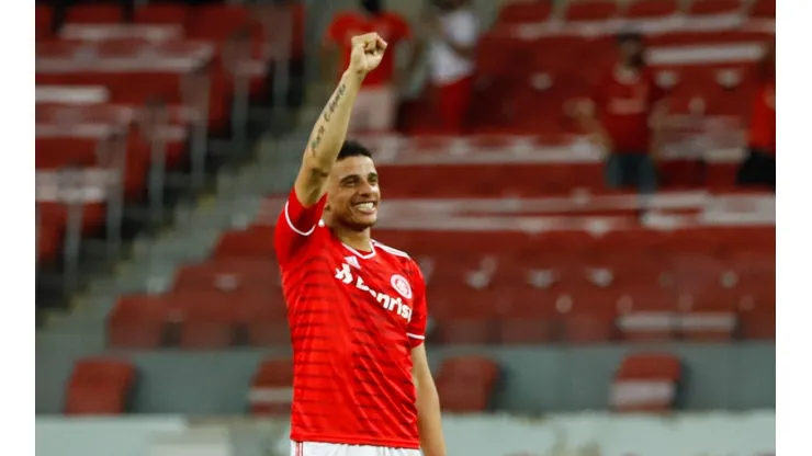 Taison marcou gol no Gre-Nal, mas deixou o jogo sentindo dor de cabeça e tontura | Crédito: Maxi Franzoi/AGIF