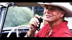 John Schneider em cena de Poker Run (Foto: Reprodução Youtube)