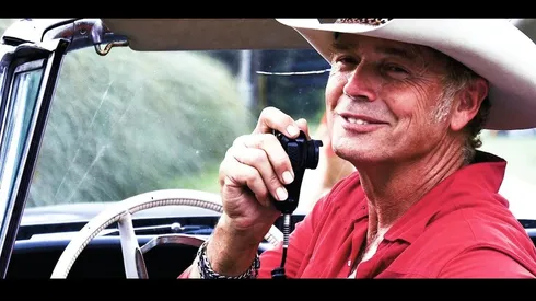 John Schneider em cena de Poker Run (Foto: Reprodução Youtube)