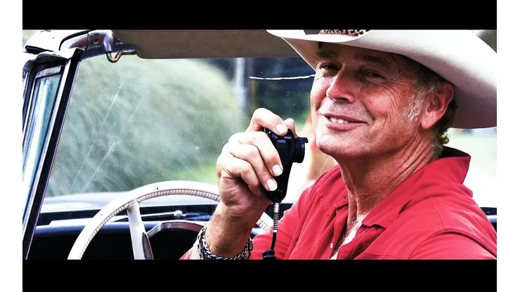 John Schneider em cena de Poker Run (Foto: Reprodução Youtube)
