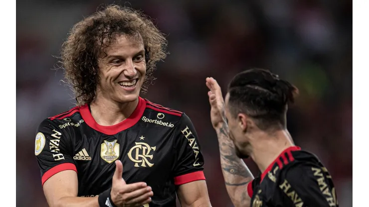David Luiz comemora com Michael um dos gols do Flamengo contra o Atlético-GO (Foto: Jorge Rodrigues/AGIF)
