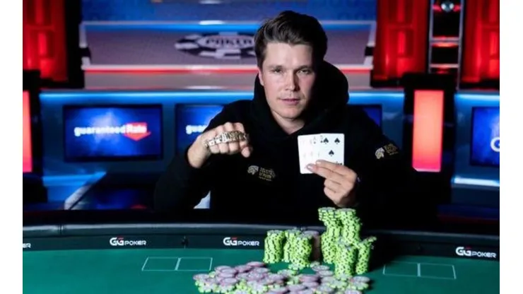 Eelis Parssinen ganhou o primeiro bracelete da carreira (Foto: Melissa Haereiti/PokerNews)