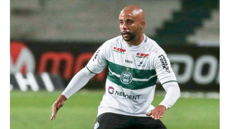 Foto: Robson Mafra/AGIF - Romário perdeu espaço para Guilherme Biro e vai voltar ao Santos ao término da Série B