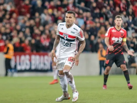 Presidente do Athletico admite interesse em parceria com Daniel Alves e enfatiza: “Estamos conversando”