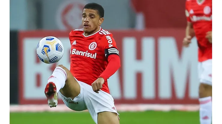 Foto: Pedro H. Tesch/AGIF - Taison deve retornar ao time titular no gre-Nal, mas Moisés ainda é dúvida