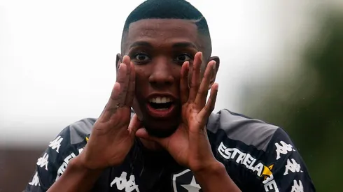 Foto: Vítor Silva/Botafogo - Kanu já atuou 100 vezes com o Manto da Estrela Solitária. Liderança e identificação no Glorioso