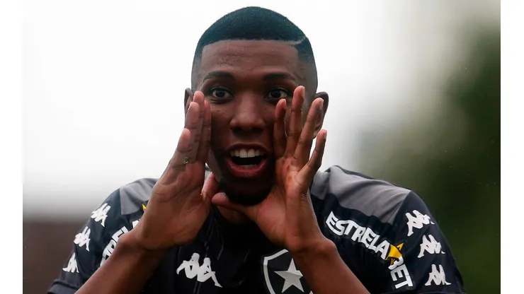Foto: Vítor Silva/Botafogo - Kanu já atuou 100 vezes com o Manto da Estrela Solitária. Liderança e identificação no Glorioso
