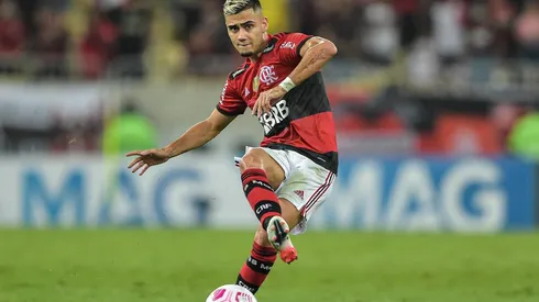 Flamengo pode diminuir vantagem para o Galo se vencer o Atlético-GO (Foto: Thiago Ribeiro/AGIF)