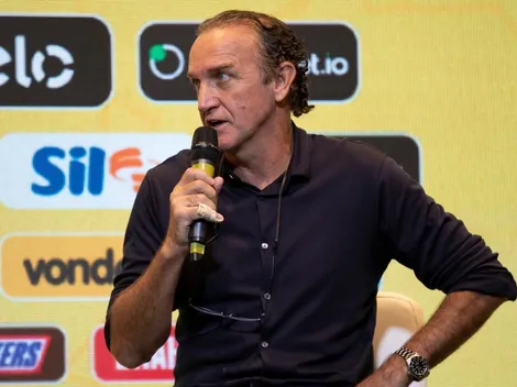 Vídeo flagra Cuca torcendo por decisão em BH e "careta" vira piada na torcida do Athletico