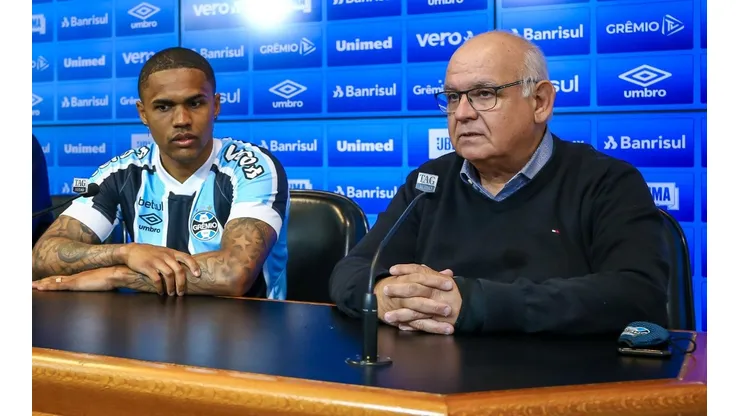 Foto: Lucas Uebel/Grêmio/Divulgação - Douglas Costa e Bolzan: jogador e presidente falaram sobre reforços