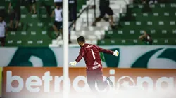 Rafael Martins defendeu o pênalti batido por Cano (Foto: Diogo Reis/AGIF)