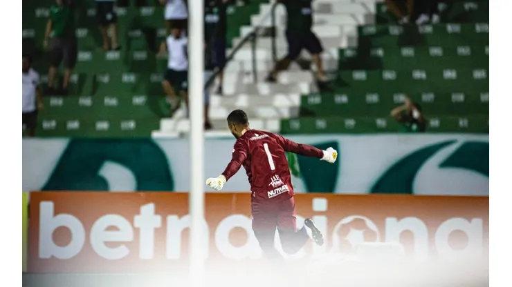 Rafael Martins defendeu o pênalti batido por Cano (Foto: Diogo Reis/AGIF)