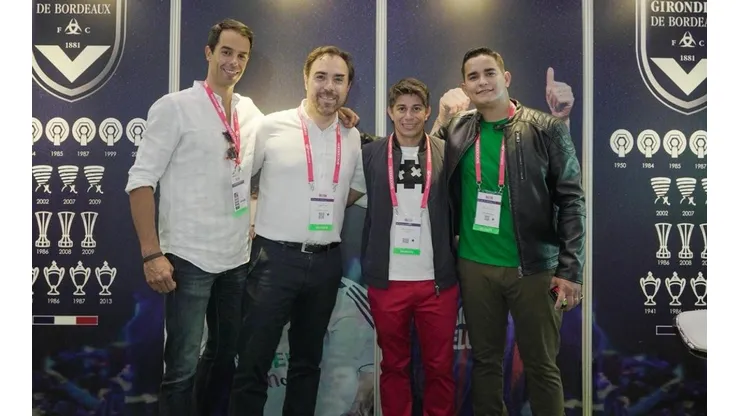 Allan Jesus, da ASJ Consultoria, ao lado de Conca, um dos clientes da empresa, em evento da Soccerex China (Foto: ASJ Consultoria)