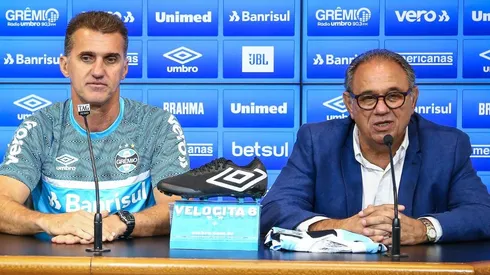 Foto: Lucas Uebel/Grêmio/Divulgação – Mancini e Dênis Abrahão: dirigente reclamou do vazamento de informações