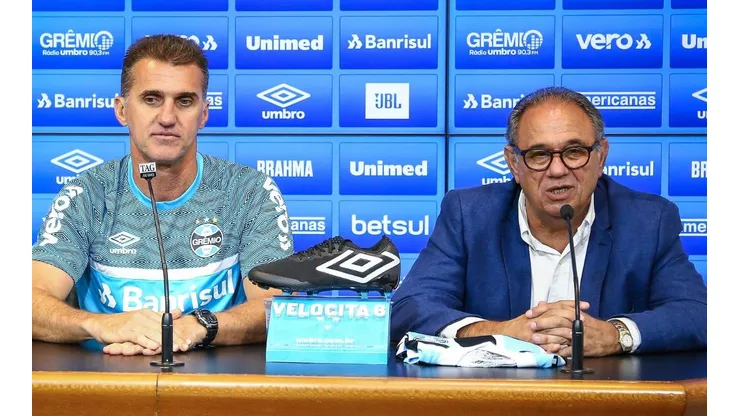 Foto: Lucas Uebel/Grêmio/Divulgação - Mancini e Dênis Abrahão: dirigente reclamou do vazamento de informações