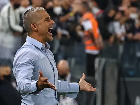 R$ 5,5 milhões viram assunto e Sylvinho é informado sobre possível saída de meia