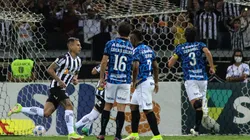 Gol de Eduardo Vargas seria irregular na visão de comentarista de arbitragem