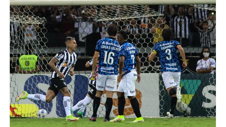 Gol de Eduardo Vargas seria irregular na visão de comentarista de arbitragem