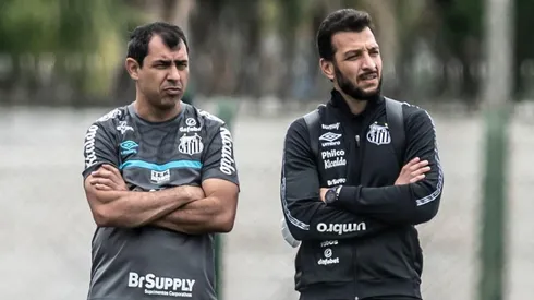 Foto: Ivan Storti/Santos FC - Carille e Edu Dracena observam treino do Santos