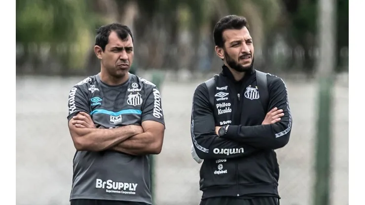 Foto: Ivan Storti/Santos FC - Carille e Edu Dracena observam treino do Santos