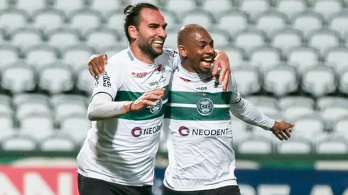 Foto: Robson Mafra/AGIF | Léo Gamalho será titular logo mais