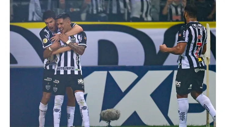 Zaracho comemora com os companheiros o gol marcado diante do Grêmio (Foto: Getty Images)