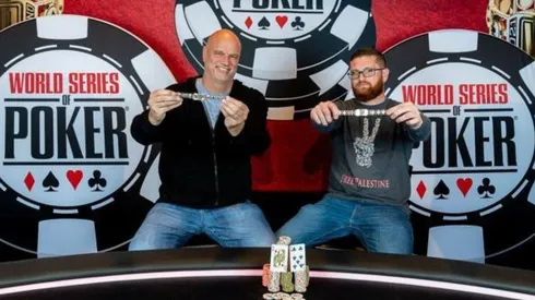 Mike Ruter e Samy Dighlawi ganharam braceletes no Tag Team (Foto: Melissa Haereiti/PokerNews)