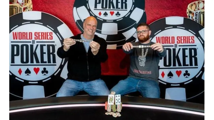 Mike Ruter e Samy Dighlawi ganharam braceletes no Tag Team (Foto: Melissa Haereiti/PokerNews)