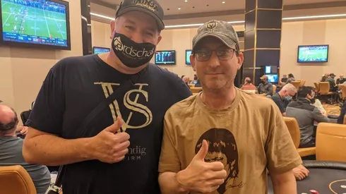 Zach Gensler (a direita) é o novo recordista da mais longa sessão de poker (Foto: Reprodução Twitter)