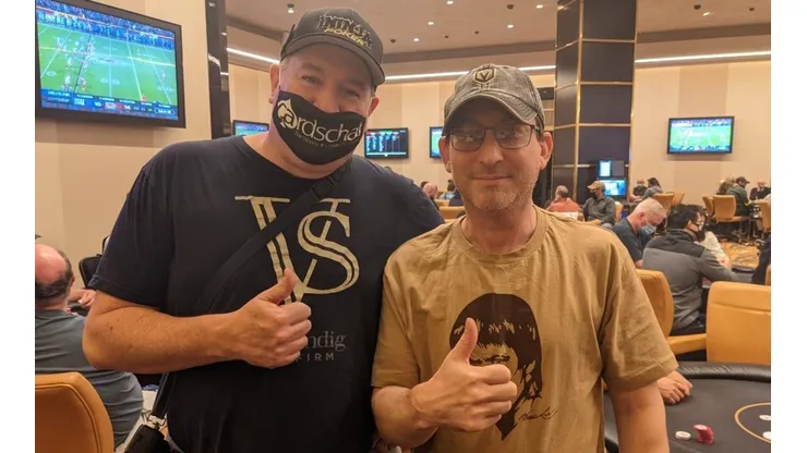 Zach Gensler (a direita) é o novo recordista da mais longa sessão de poker (Foto: Reprodução Twitter)