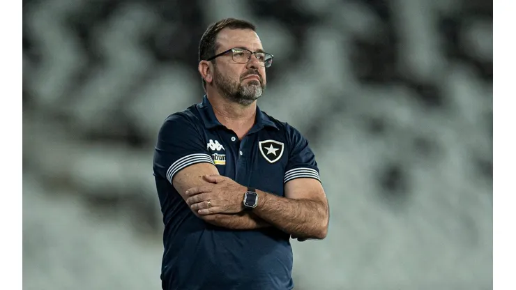 Foto: Jorge Rodrigues/AGIF | Enderson projeta Botafogo x Confiança com mudanças entre os 11 iniciais