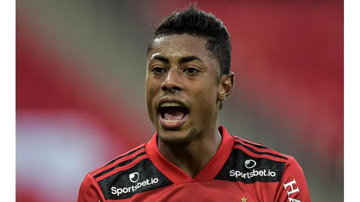 Foto: Thiago Ribeiro/AGIF - Bruno Henrique não poupou críticas a juiz após não expulsão de Kayzer por agredir Léo Pereira