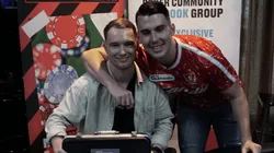 Ruan Osman (a esquerda) recebeu o pacote da WSOP de Lukas Robinson (a direita) (Foto: PokerNews)