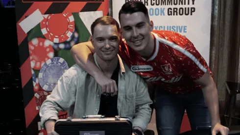 Ruan Osman (a esquerda) recebeu o pacote da WSOP de Lukas Robinson (a direita) (Foto: PokerNews)