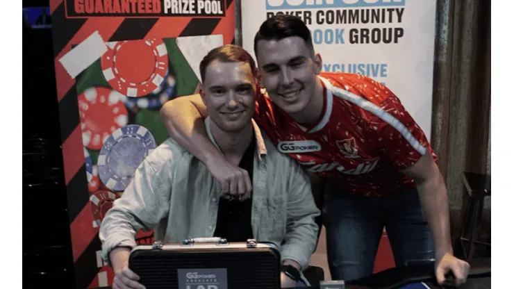 Ruan Osman (a esquerda) recebeu o pacote da WSOP de Lukas Robinson (a direita) (Foto: PokerNews)