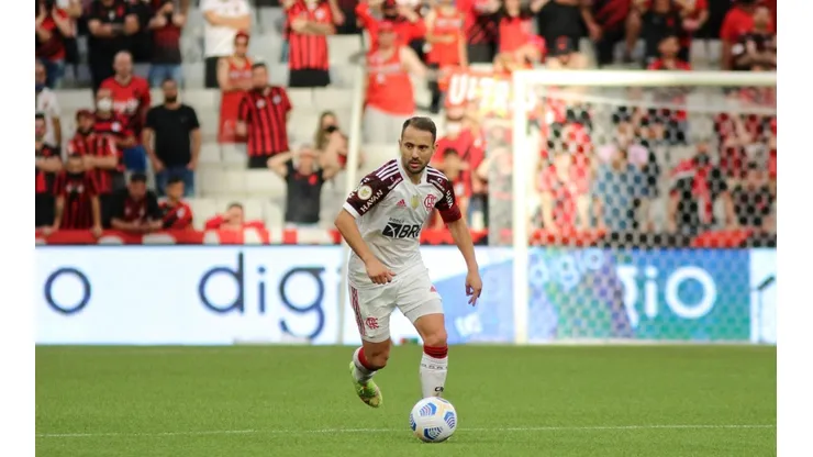 Everton Ribeiro admite dificuldade para conquistar o Brasileiro, mas mantém a esperança (Foto: Joao Vitor Rezende Borba/AGIF)