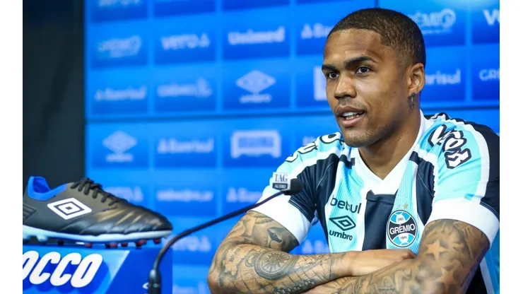 Douglas Costa falou sobre seu futuro no Grêmio